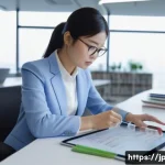 지적재산권 분야에서의 경력 설계 방법 - A modern Japanese intellectual property office scene featuring a young professional woman in busines...